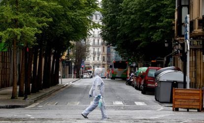 Una persona camina por San Sebastián.