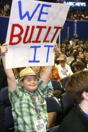 Un niño en la Convención, con un cartel en el que se lee el lema 'Nosotros lo hicimos'