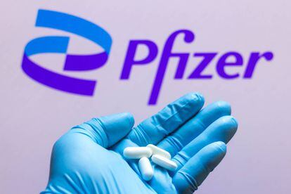 Píldoras frente al logo del laboratorio Pfizer