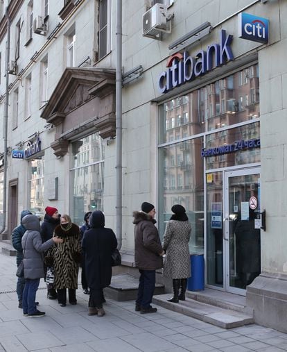 Some citizens queued at the entrance of a bank, on the 16th in Moscow.