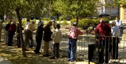 Un grupo de jubilados se reunen en un parque madrile&ntilde;o para jugar a la petanca