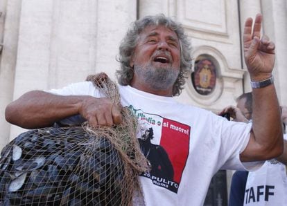 Beppe Grillo, en una protesta frente al Parlamento.