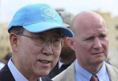 El secretario general de Naciones Unidas, Ban Ki-moon (izquierda), durante su visita de este viernes a un campo de refugiados en L&iacute;bano. EFE/Hussein Malla / Pool