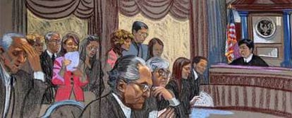 Dibujo de la sesión en la que el juez Chin (derecha) condena a Madoff (en primer plano) a 150 años de cárcel.
