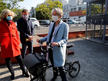 Elisabeth Borne, ministra de Transición Ecológica (a la derecha), con Valerie Pecresse, presidenta de la región de Île de France, en Evry-Courcouronnes, al sur de París, el 14 de mayo.