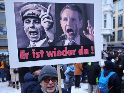 Un manifestante sostiene una pancarta que muestra a Joseph Goebbels y a Bjoern Hoecke, principal candidato del partido ultraderechista Alternativa para Alemania (AFD) en las próximas elecciones estatales federales de Turingia, durante una protesta nacional contra el racismo y los planes de la AFD de deportar a extranjeros, en Bonn este domingo.