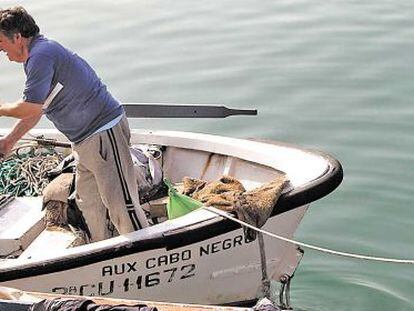Un pescador de Algeciras se prepara para faenar.