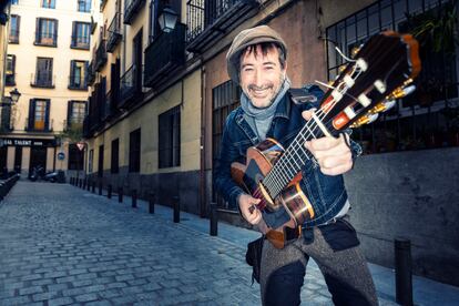 Muchachito Bombo Infierno, fotografiado en la calle del Lazo de Madrid. 