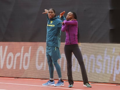 Semenya, a la izquierda, hace su celebración característica, la cobra, junto a una rival en la pista de entrenamiento de Londres.