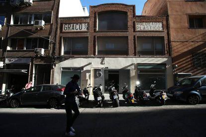 Fachada del edificio de la calle Pedro Heredia 6, en Madrid, una antigua fábrica convertida en bloque de lofts. 
 