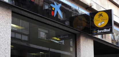 Fachada de una sucursal de La Caixa en Madrid.
EFE/Archivo