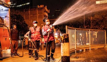 Los bomberos de Nairobi rocían con desinfectante las calles de la ciudad para contener la epidemia de COVID-19, el pasado 30 de marzo.