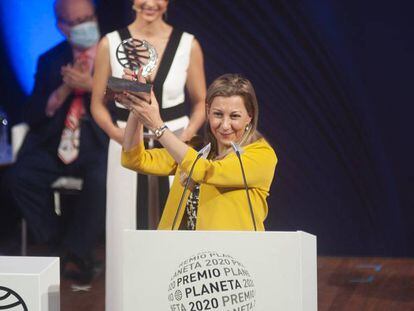 Eva García Sáenz de Urturi recollint el premi, aquest dijous.