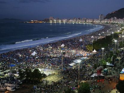 Peregrinos en la playa de Copacabana antes de la salida del sol para a misa final de la Jornada Mundial de la Juventud.