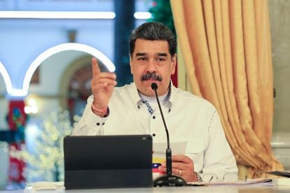 Fotografía cedida por prensa de Miraflores del presidente venezolano, Nicolás Maduro, quien sostiene una figura del beato José Gregorio Hernández en un acto de gobierno, el 8 de octubre de 2021, en Caracas (Venezuela).