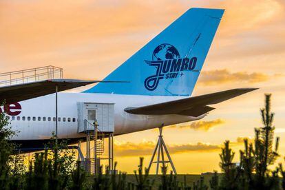El Jumbo Stay, un Boeing 747 estacionado en el aeropuerto de Estocolmo y reconvertido en hotel.
