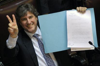 El presidente del senado argentino, Amado Boudou, muestra el proyecto de ley aprobado por la Cámara.