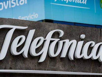 Logotipo de Telefónica en su sede de Venezuela.