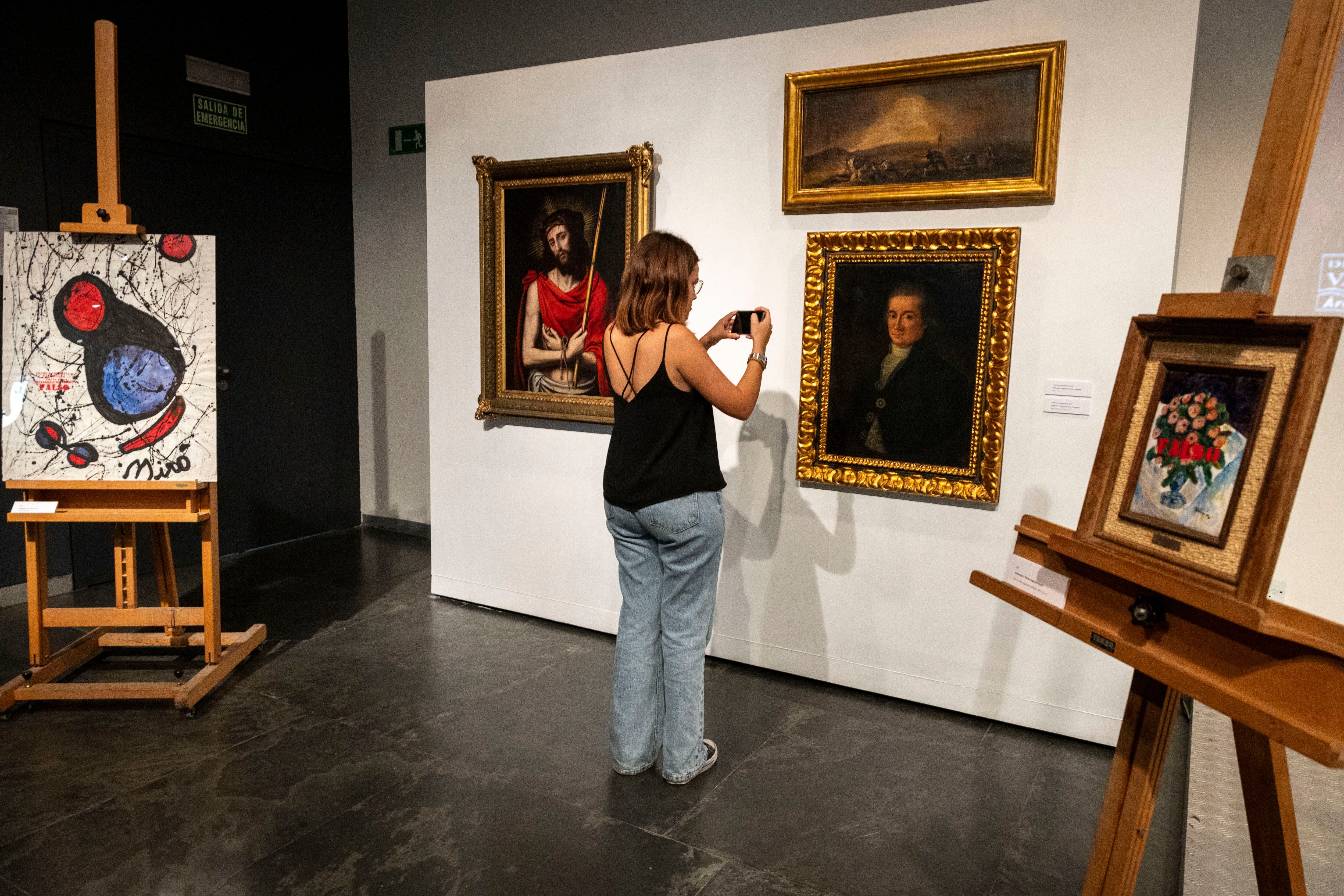 De izquierda a derecha, las obras atribuidas a Miro, Juan de Juanes, Goya (dos) y Renoir. 