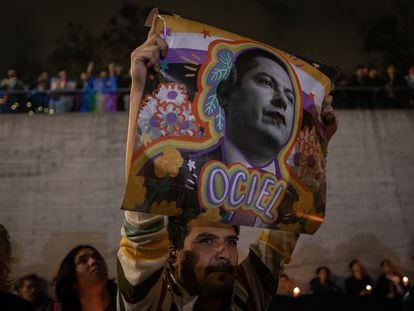 Cientos de activistas LGBT+ protestan en Ciudad de México por el asesinato de Jesús Ociel Baena Saucedo.