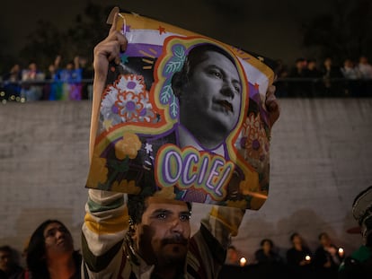 Cientos de activistas LGBT+ protestan en Ciudad de México por el asesinato de Jesús Ociel Baena Saucedo.