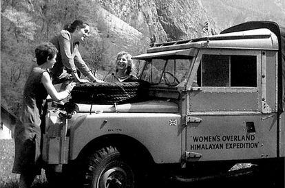 Anne Davies, Eve Sims y Antonia Deacock, junto al todoterreno con el que en 1958 se lanzaron a una expedición de cinco meses por 10 países.