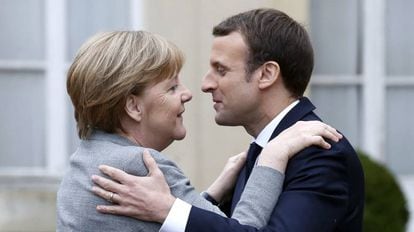 La canciller alemana, Angela Merkel, y el presidente francés, Emmanuel Macron, durante la reunión internacional del G5 del Sahel en Saint Cloud (Francia), el pasado 13 de diciembre.