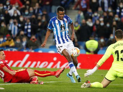 Isak lanza a la puerta del Getafe ante la oposición de David Soria.