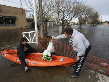 Un hombre se movilizaba en un kayak por una calle inundada en la localidad de Luj&aacute;n, a 60 kil&oacute;metros de Buenos Aires, este mi&eacute;rcoles.