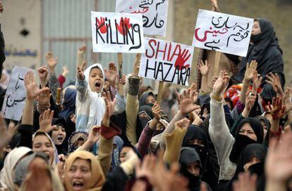 Paquistan&iacute;es chi&iacute;es protestan contra los ataques este lunes en Quetta.