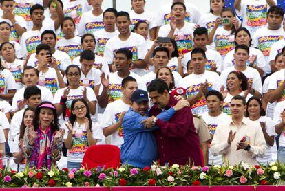 Nicol&aacute;s Maduro abraza a Daniel Ortega en una visita a Nicaragua. 