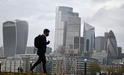 Un peatón camina por la ribera sur del Támesis con el fondo de la City de Londres, el pasado 21 de noviembre