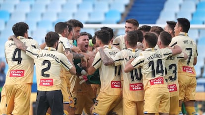 Los jugadores del Espanyol celebra el ascenso en el campo del Zaragoza.