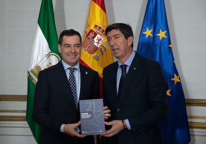 El presidente de la Junta de Andalucía, Juanma Moreno, y el presidente del Consejo Económico Social (CES), Juan Marín, este lunes en el Palacio de San Telmo.