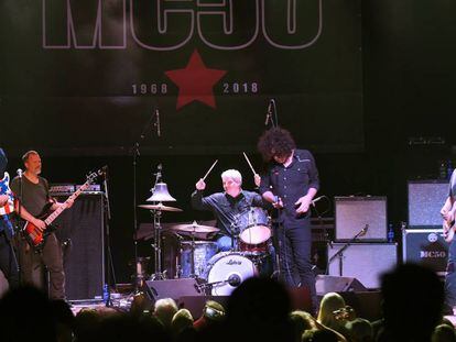 Wayne Kramer (primero por la izquierda), en un concierto de la gira MC50 el 7 de septiembre en Atlanta.