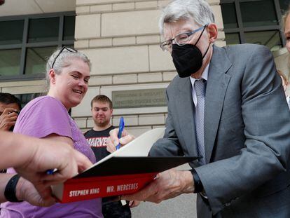 Stephen King firmaba uno de sus libros a las puertas del tribunal de Washington donde acudió a testificar contra su editor el 2 de agosto de 2022.