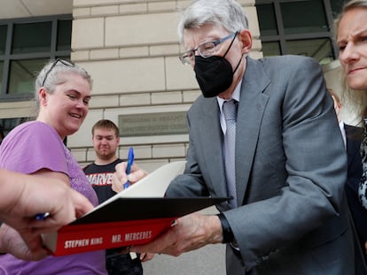 Stephen King firmaba uno de sus libros a las puertas del tribunal de Washington donde acudió a testificar contra su editor el 2 de agosto de 2022.