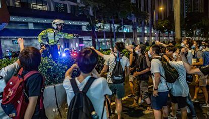 Un agente de la policía se enfrenta a un grupo de manifestantes durante la protesta en Hong Kong.  