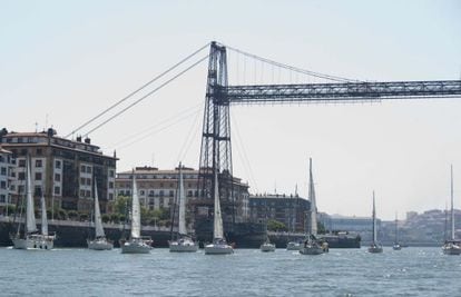 Imagen del Puente Colgante durante una prueba de vela.