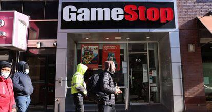 Un grupo de personas pasean junto a una tienda de GameStop en Nueva York.