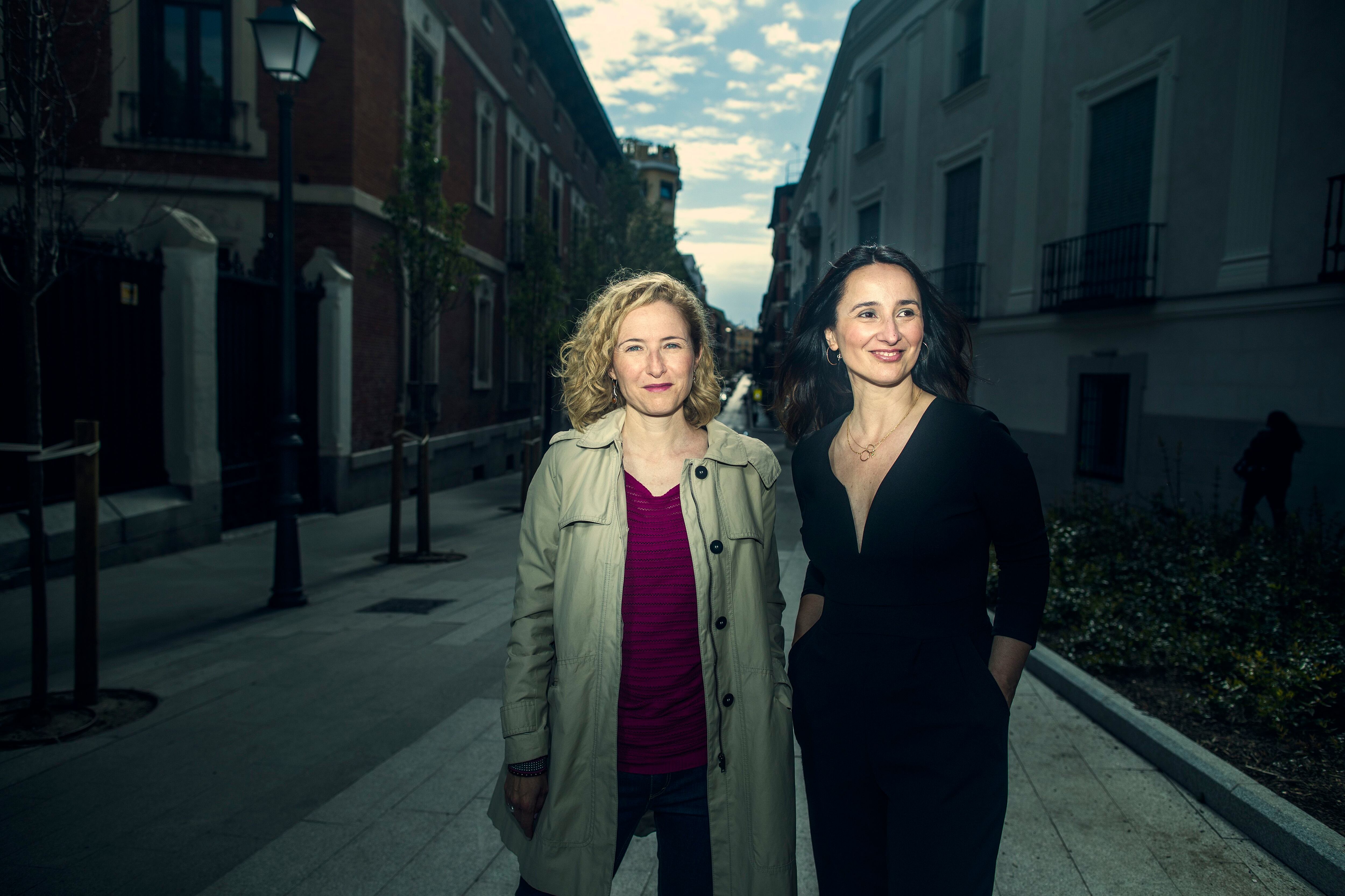 María del Puy Alvarado y Marisa Fernández Armenteros (desde la izquierda), productoras del documental 'El agente topo', nominada a los premios Oscar, en Alonso Martínez, Madrid.