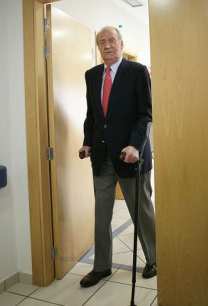 El rey Juan Carlos, a su salida ayer de la habitaci&oacute;n del hospital.