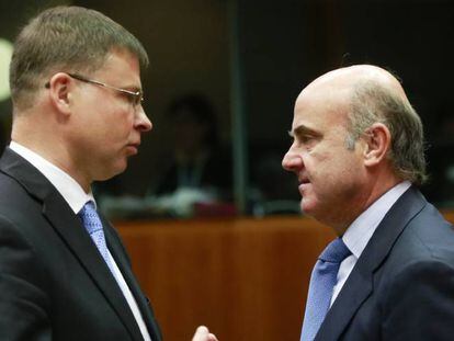 El vicepresidente de la Comisi&oacute;n Europea (CE) para el Euro, Valdis Dombrovskis (i), y el ministro de Econom&iacute;a espa&ntilde;ol, Luis de Guindos.