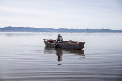 Un hombre en el lago Poopó, en Bolivia.