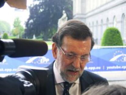 El presidente del Gobierno espa&ntilde;ol, Mariano Rajoy, realiza declaraciones a los periodistas a su llegada a la reuni&oacute;n de l&iacute;deres del Partido Popular Europeo (PPE) en Bruselas. 