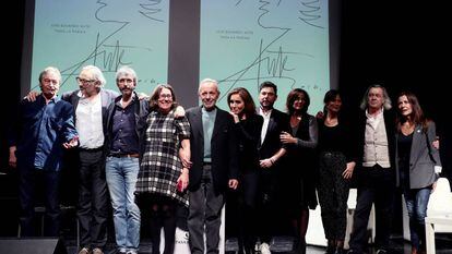 Foto de grupo de los participantes en la presentaci&oacute;n de &#039;Toda La Poes&iacute;a&#039;, de Luis Eduardo Aute, ayer en el C&iacute;rculo de Bellas Artes.