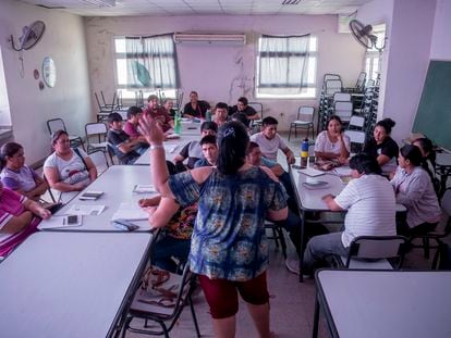 Un grupo de adultos recibe clases de educación bilingüe en El Sauzalito (Argentina).