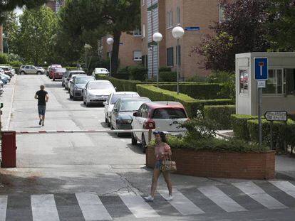 Barrera de control en el número 63 de la calle de Pico de los Artilleros, en el madrileño distrito de Moratalaz, el pasado 13 de agosto.