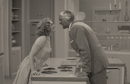 Elizabeth Olsen y Paul Bettany, en 'Bruja Escarlata y Visión'.