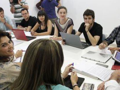 Antonio Montiel, a la derecha, en una reunión con el grupo parlamentario de Podemos en la Comunidad Valenciana.